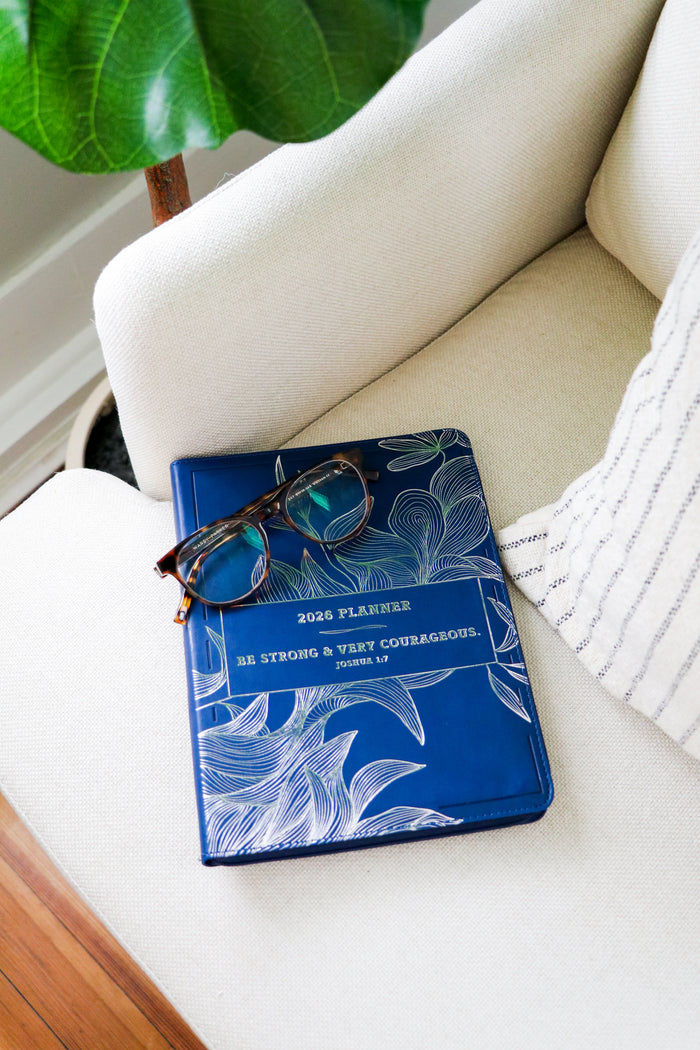 2026 NKJV 16-Month Scripture Planner, Zippered Leathersoft, Navy, Be Strong & Very Courageous
