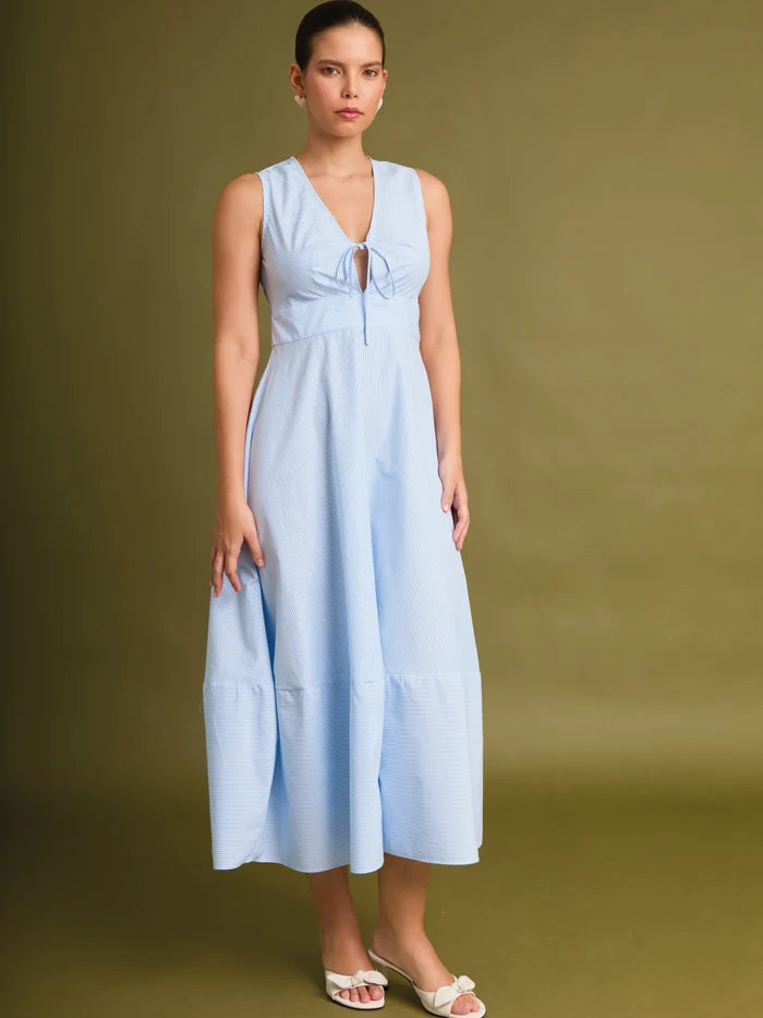 diseño azul suave y caída ligera, perfecto para un look fresco, cómodo y femenino.