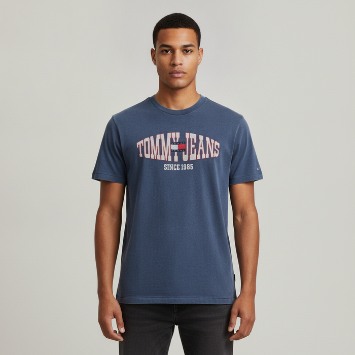 Camiseta Tommy Jeans Mangas Cortas Estampado para Caballeros con modelo (AI)