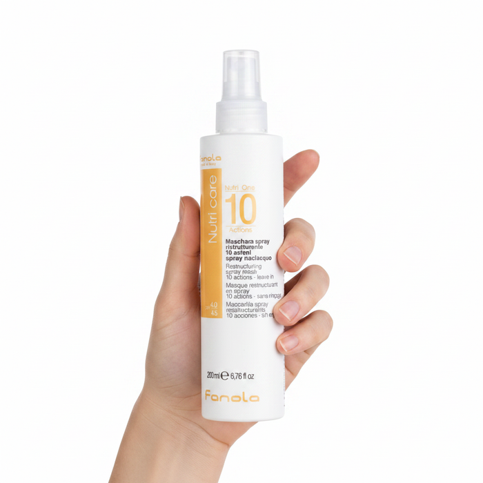 Fanola Nutri Care 10 Actions Spray Mask sostenido por una mano