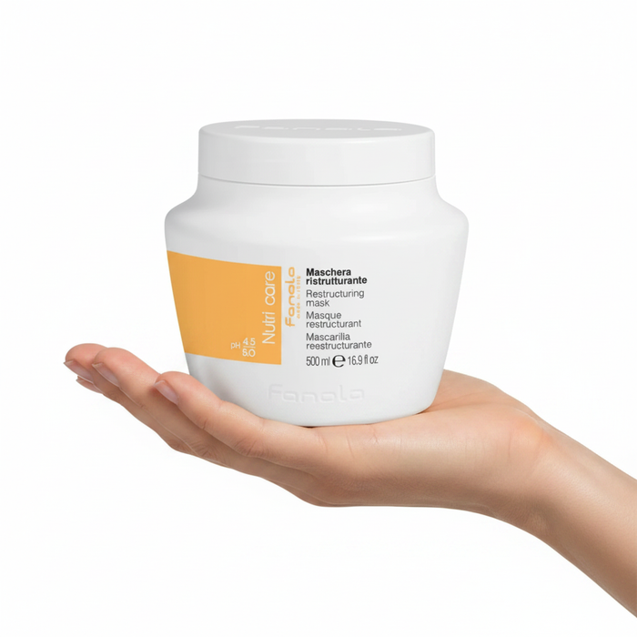 Fanola Nutri Care Restructuring Mask 500ml sostenido por una mano