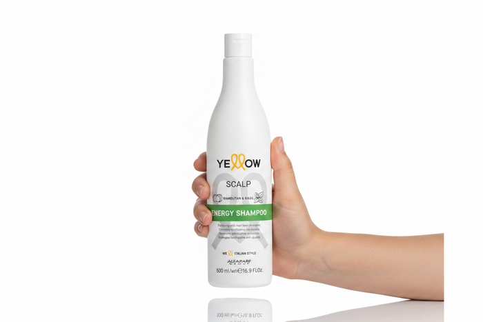 Yellow Scalp Energy Shampoo sostenido por una mano